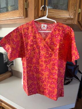 Peaches Uniforms Bright Pink & Orange Floral V-Neck Scrub Top